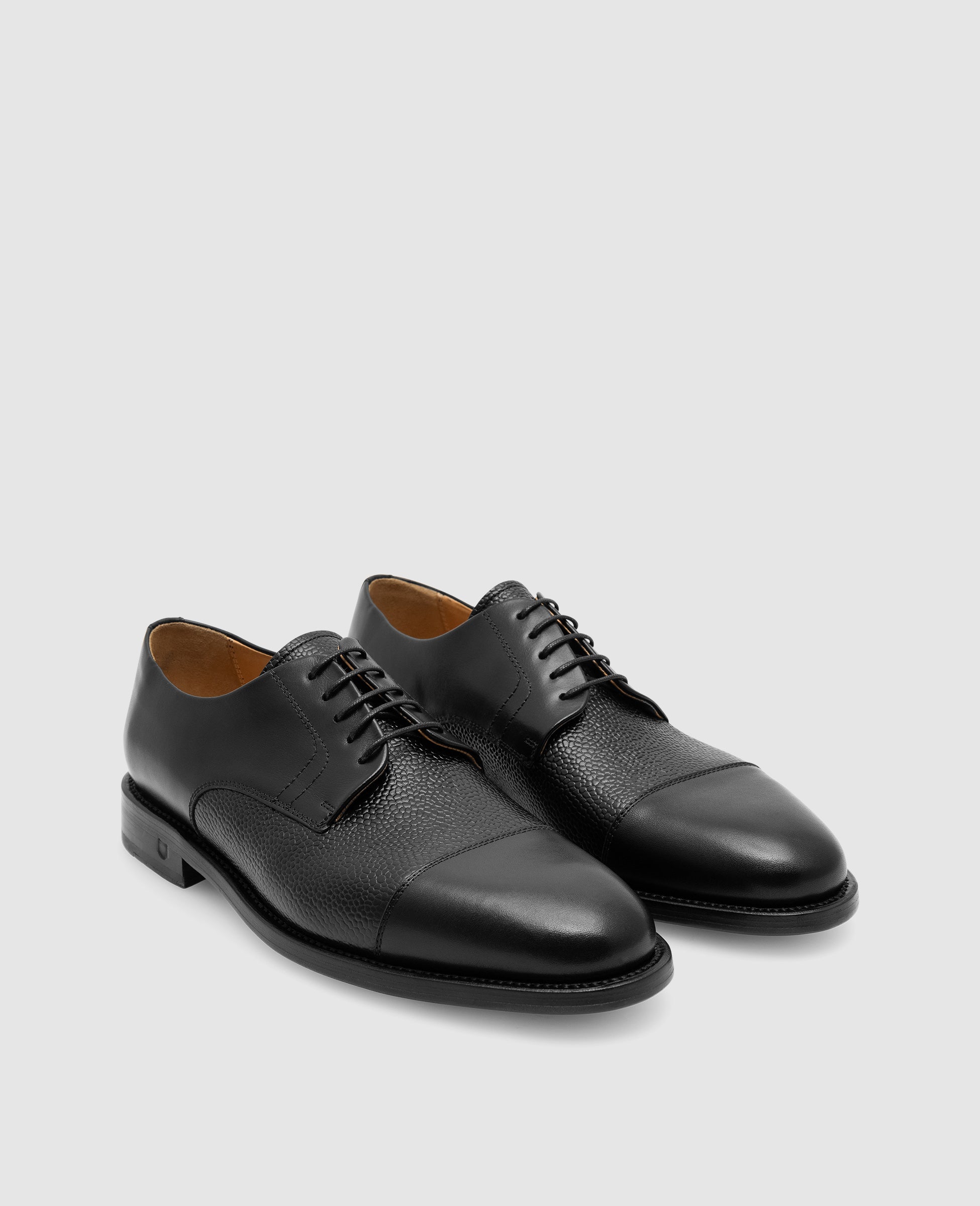Henry Stevens is the name of a man. He has a product called Herren Winston CD in the color black.