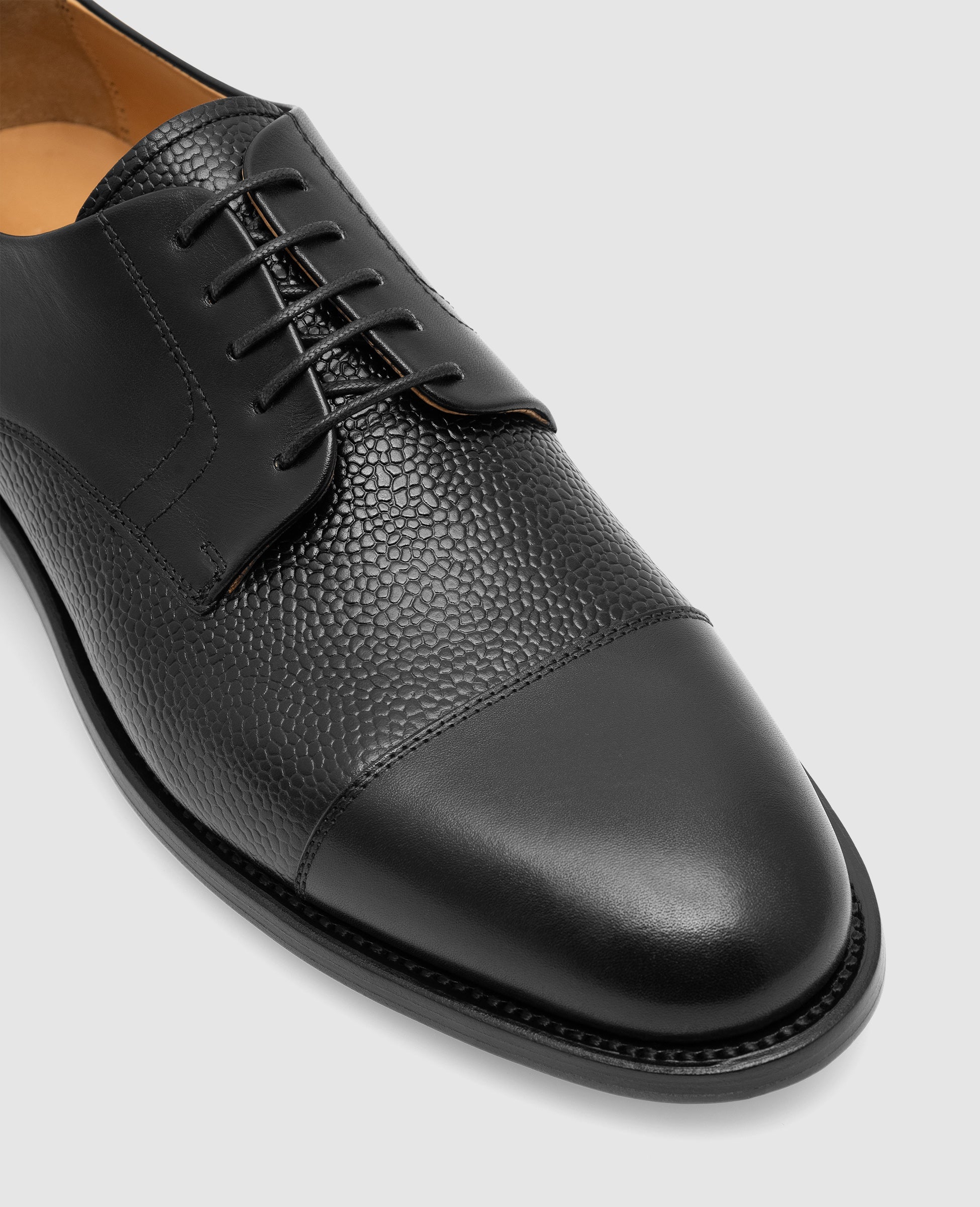 Henry Stevens is the name of a man. He has a product called Herren Winston CD in the color black.