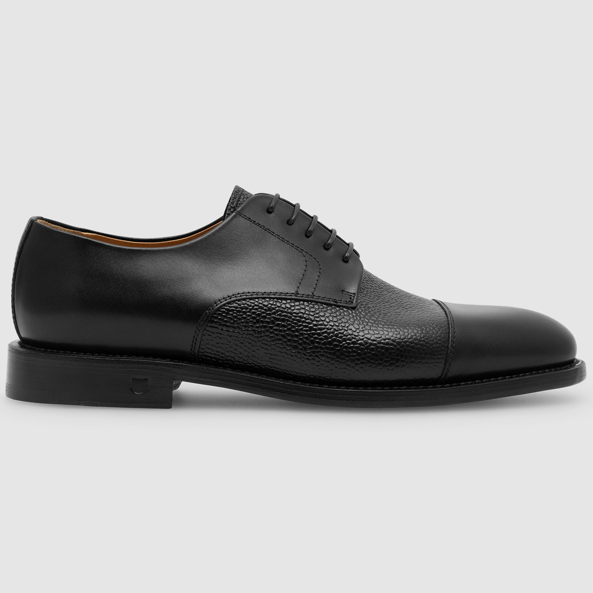Henry Stevens is the name of a man. He has a product called Herren Winston CD in the color black.