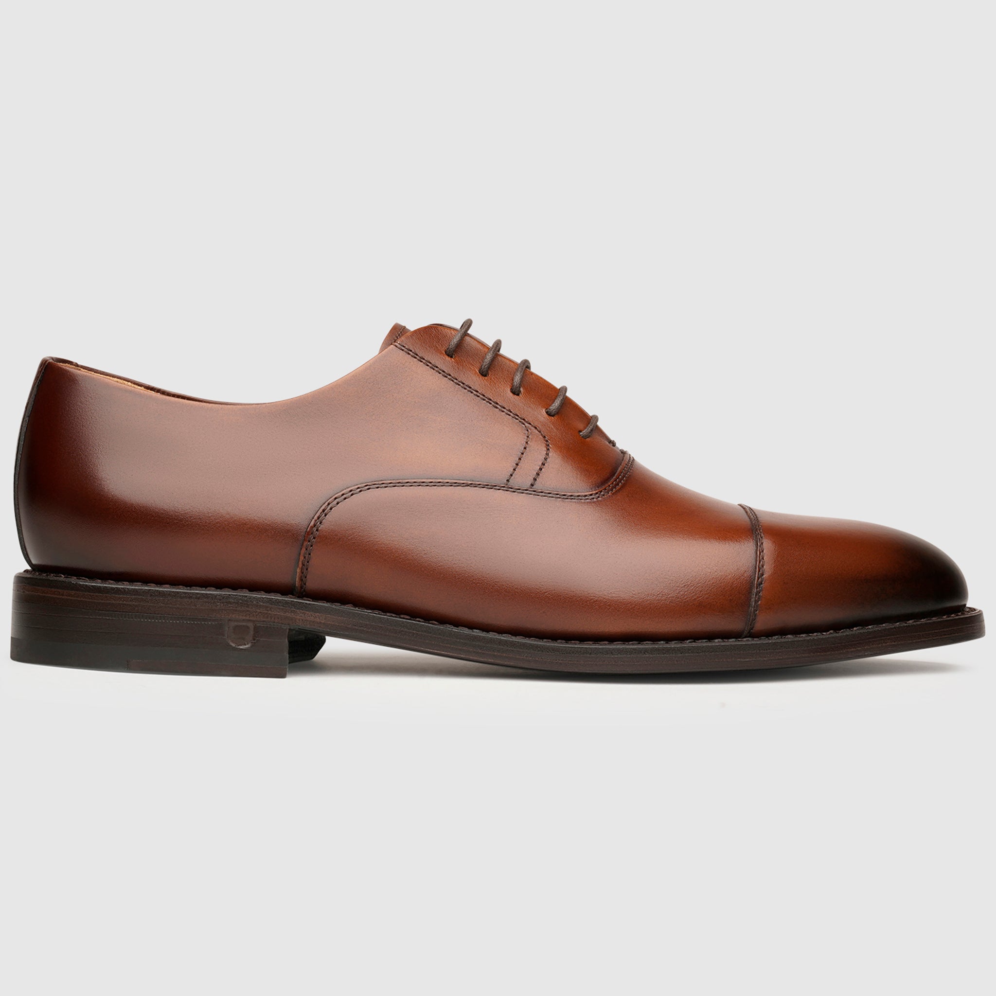 Henry Stevens is the name of a man who works at a company called Herren Winston. He is in charge of the color nussbraun, which is a type of brown.