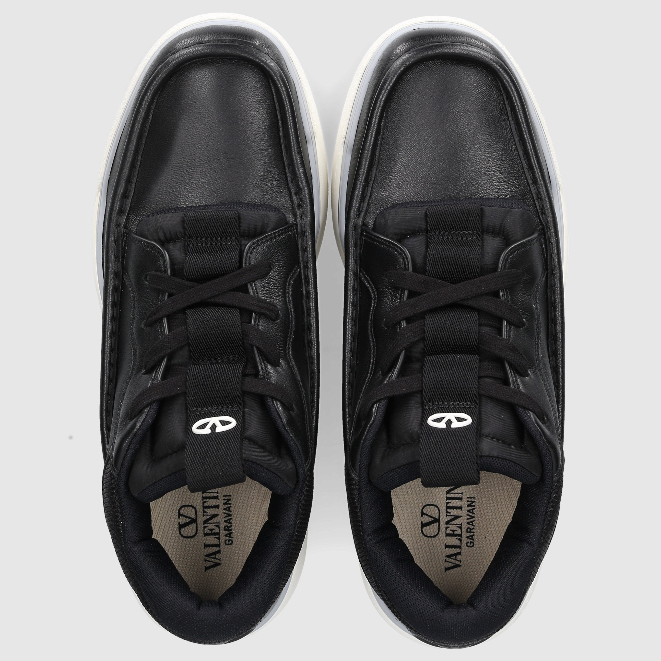 Valentino Garavani men's low-top sneakers 5Y2S0I14 made of black calf leather.
