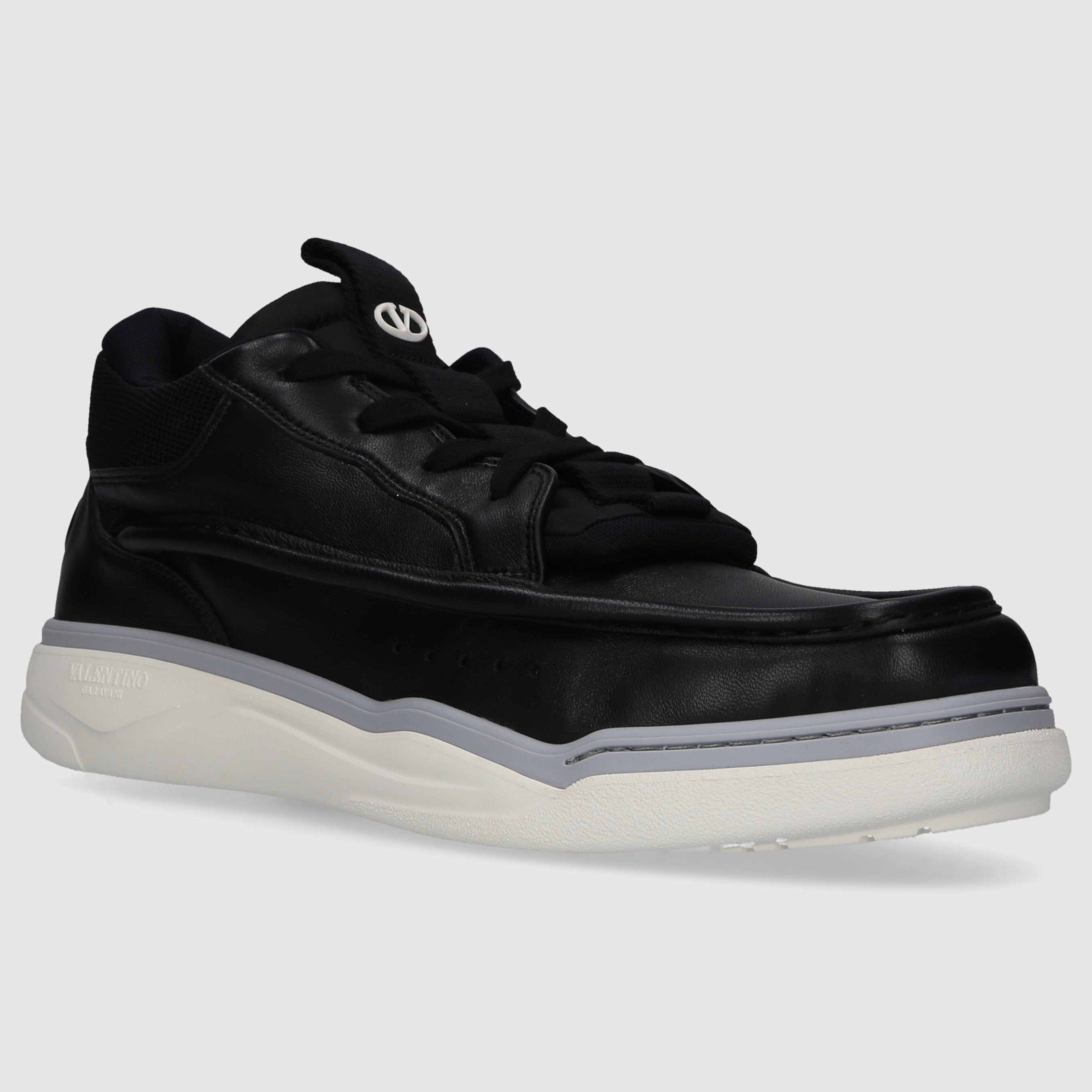 Valentino Garavani men's low-top sneakers 5Y2S0I14 made of black calf leather.