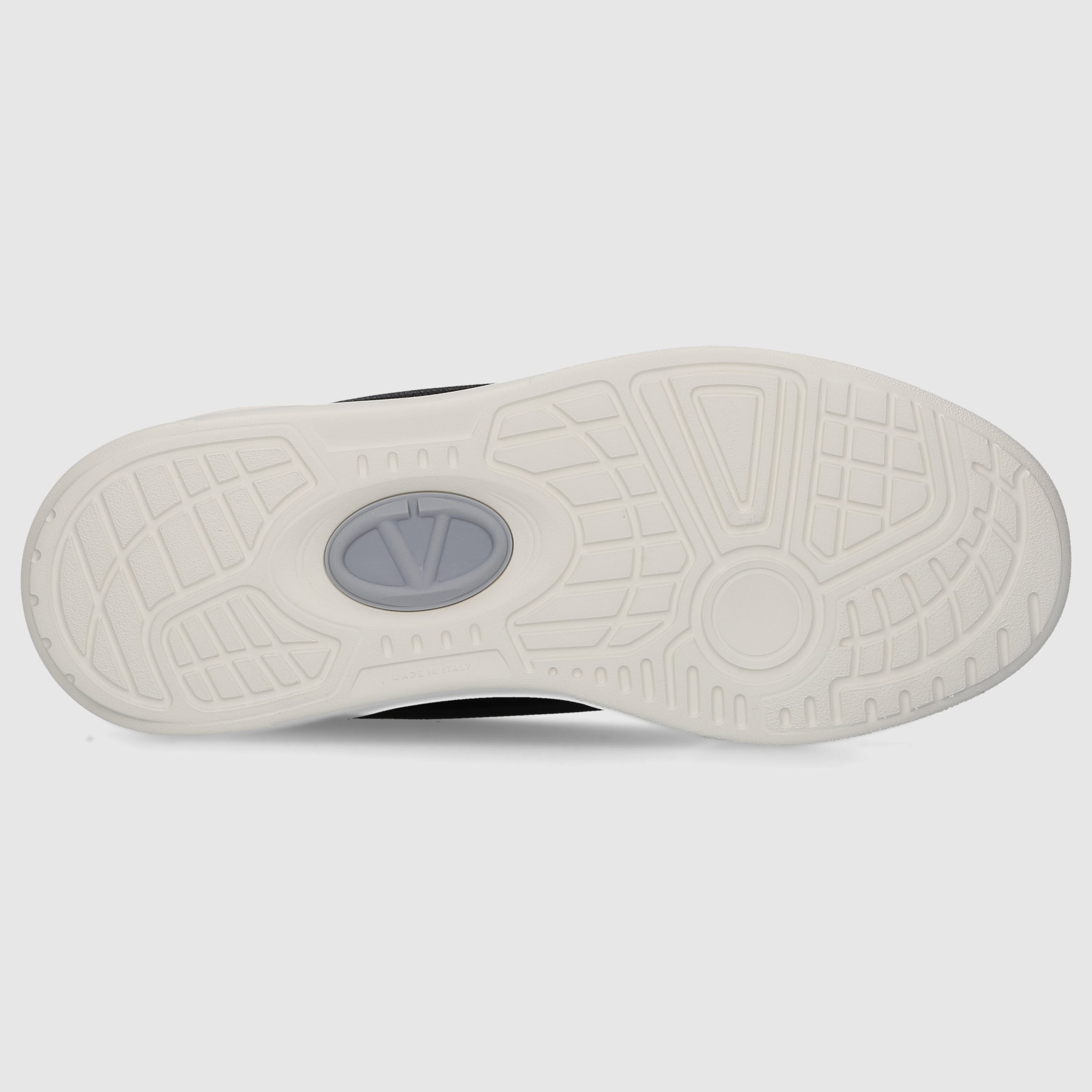 Valentino Garavani men's low-top sneakers 5Y2S0I14 made of black calf leather.