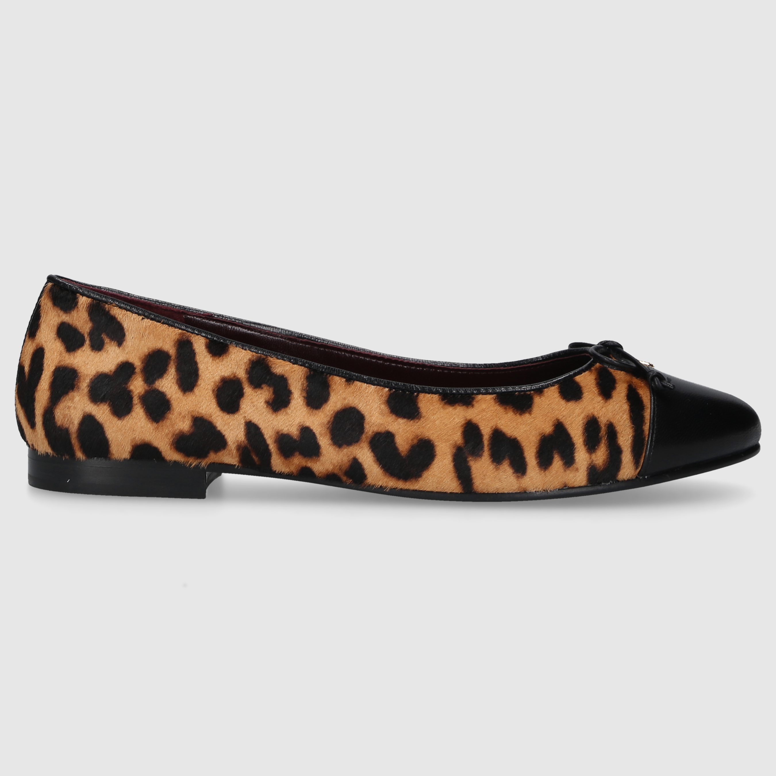 Tory Burch women's ballerinas 154509 made of calfskin with leopard print.