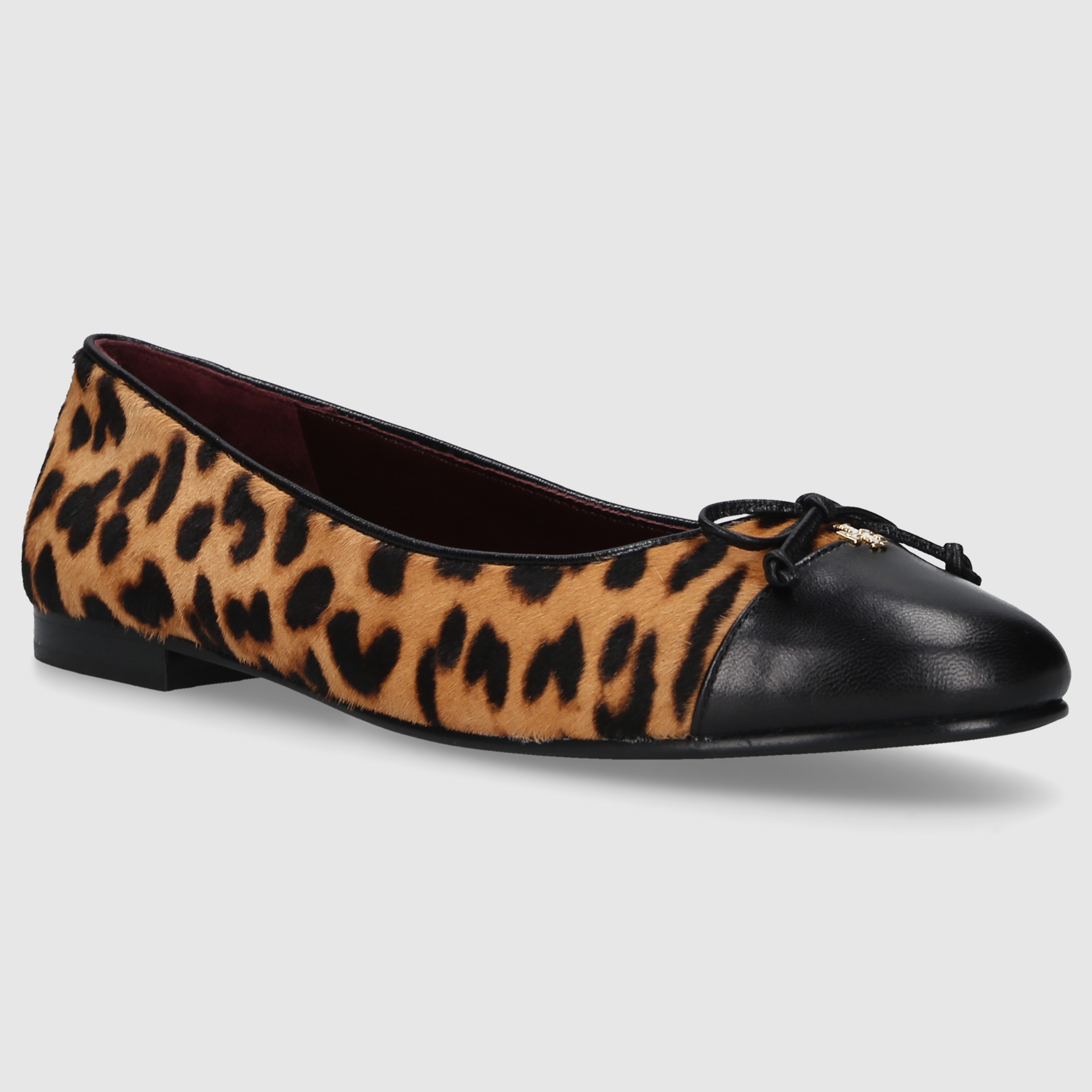 Tory Burch women's ballerinas 154509 made of calfskin with leopard print.
