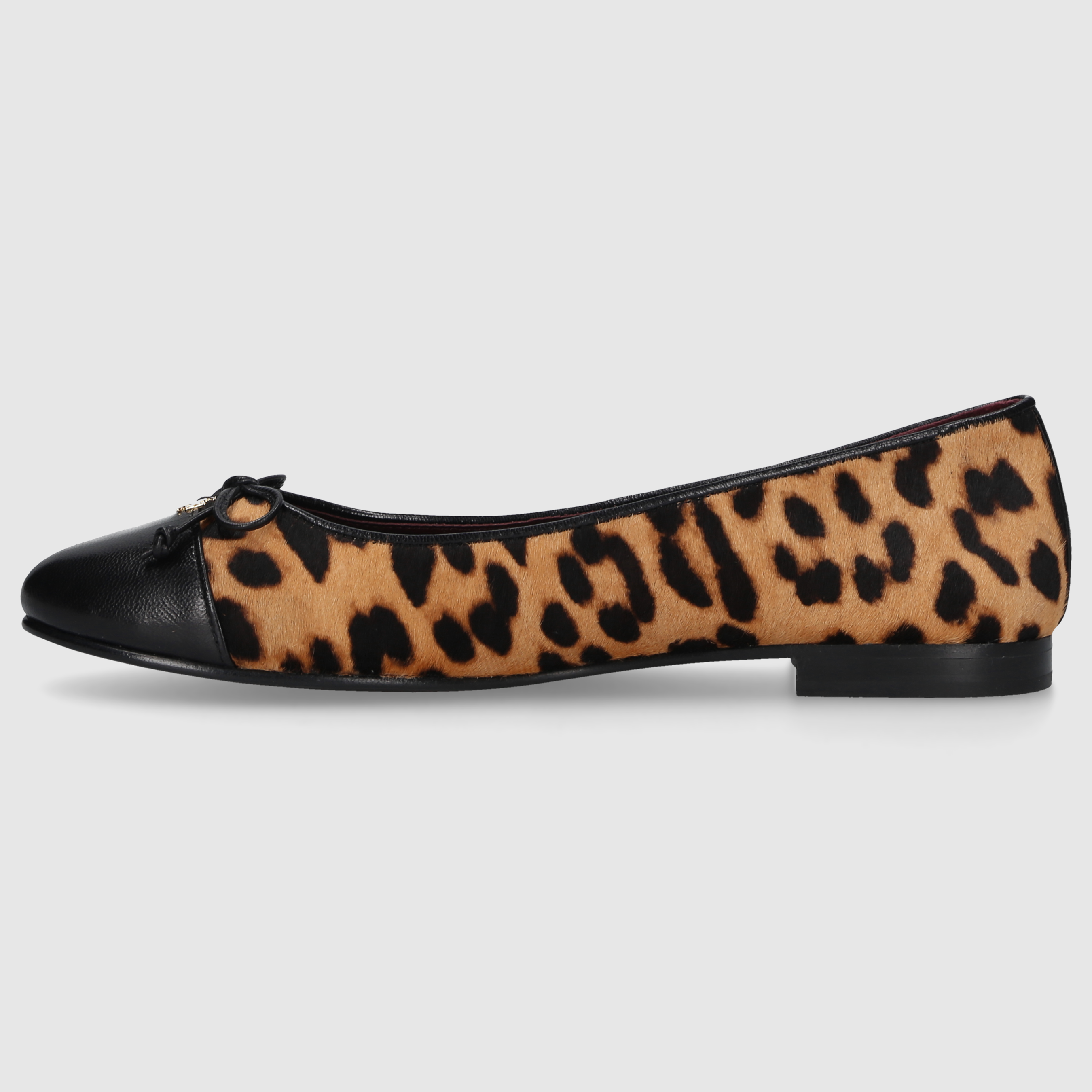 Tory Burch women's ballerinas 154509 made of calfskin with leopard print.