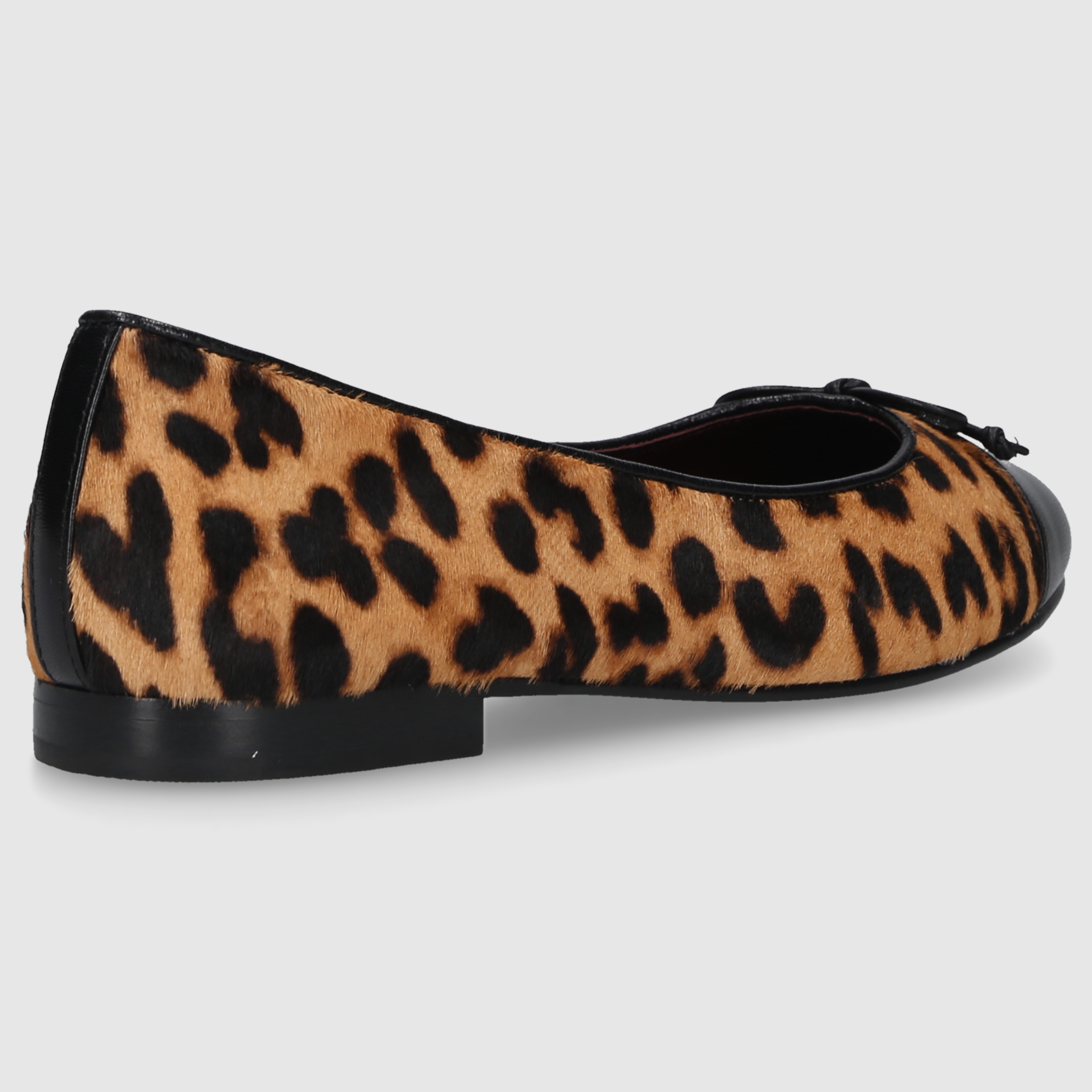 Tory Burch women's ballerinas 154509 made of calfskin with leopard print.
